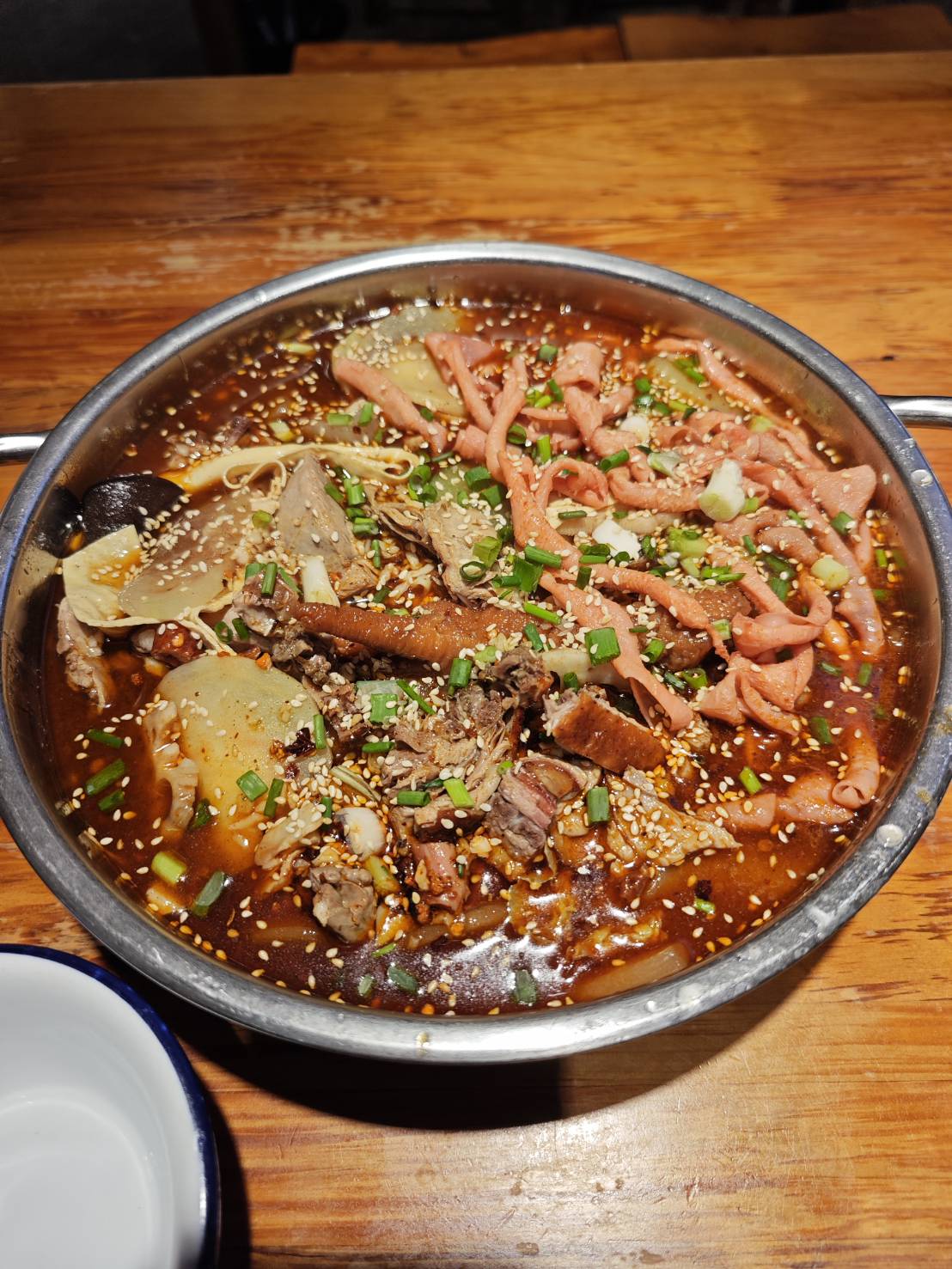 冒菜, 類似小火鍋的概念, 還會把烤鴨丟進去煮(師爺, 這他媽是微微辣?)