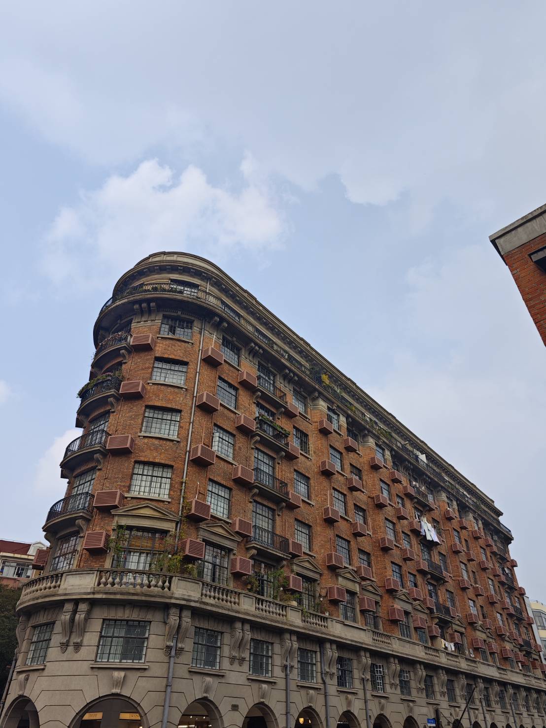 電影 "喜歡妳" 的武康大樓, 時間是方便麵的敵人...